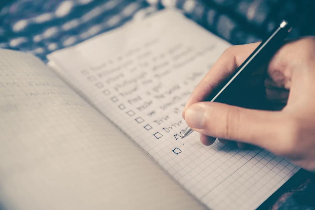Calendar and checklist on a clean desk — the optimal follow-up cadence for unpaid invoices
